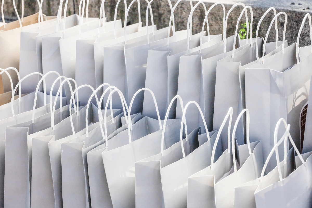 distribution de sacs d'objets publicitaires